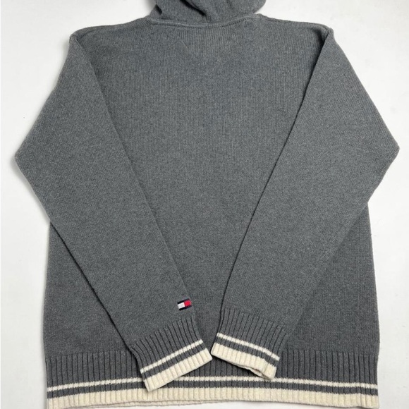 IN SEARCH OF THIS TOMMY HILFIGER SWEATER - Picture 3 of 4